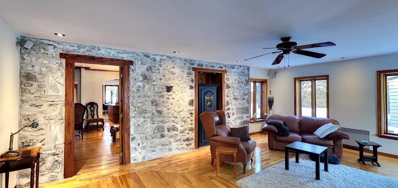 Salon - 9900 Boul. Des Mille-Îles, Laval (Saint-François), QC