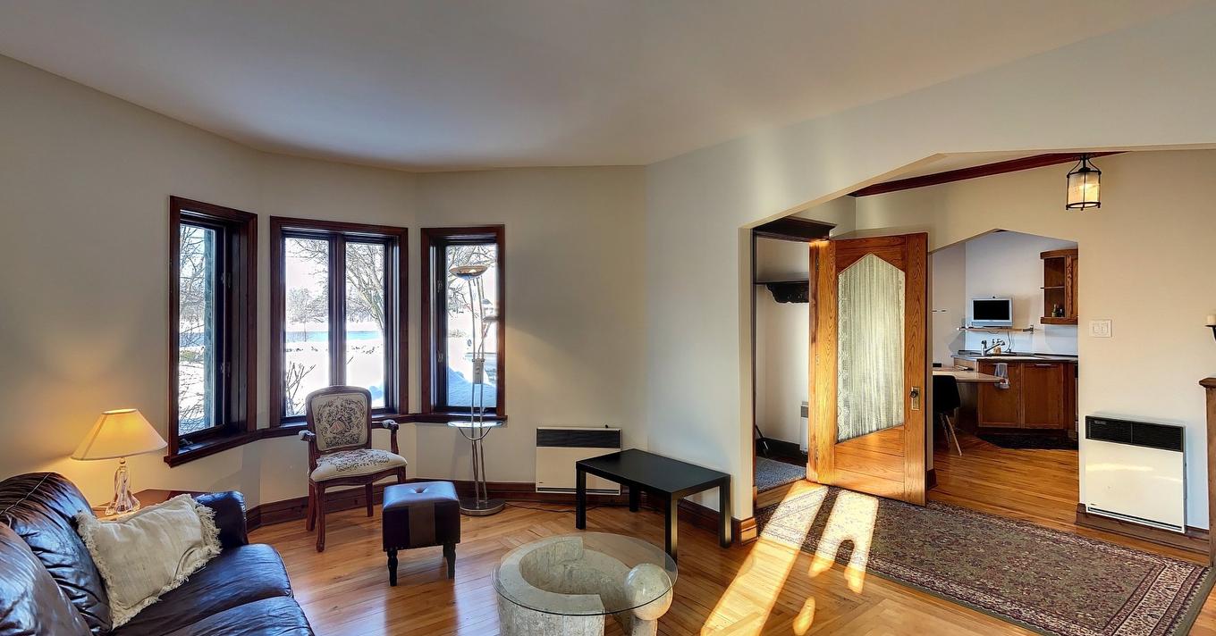 Salon - 9900 Boul. Des Mille-Îles, Laval (Saint-François), QC