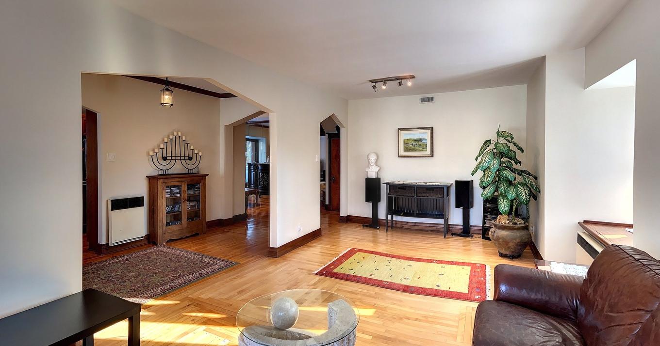 Salon - 9900 Boul. Des Mille-Îles, Laval (Saint-François), QC