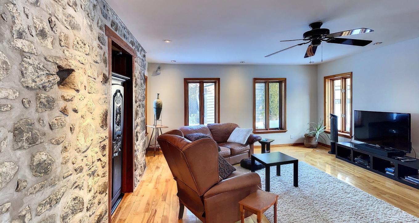 Salon - 9900 Boul. Des Mille-Îles, Laval (Saint-François), QC