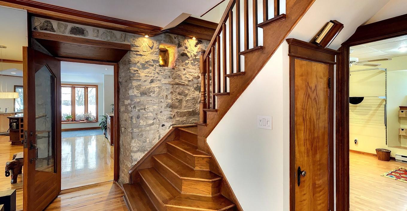 Escalier - 9900 Boul. Des Mille-Îles, Laval (Saint-François), QC