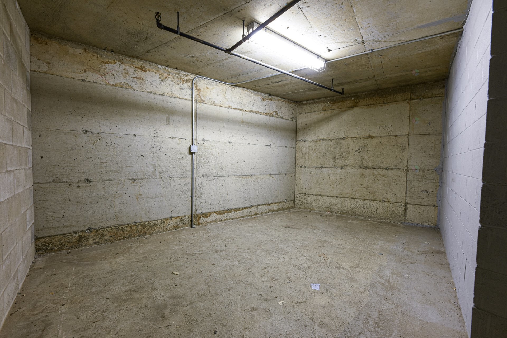 Rangement - 106-45 Place Charles-Le Moyne, Longueuil (Le Vieux-Longueuil), QC - Indoor Photo Showing Garage