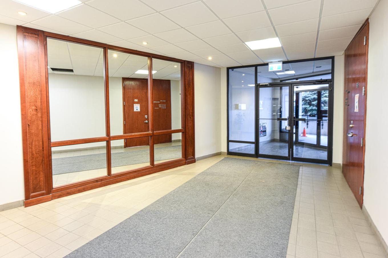 Hall - 106-45 Place Charles-Le Moyne, Longueuil (Le Vieux-Longueuil), QC