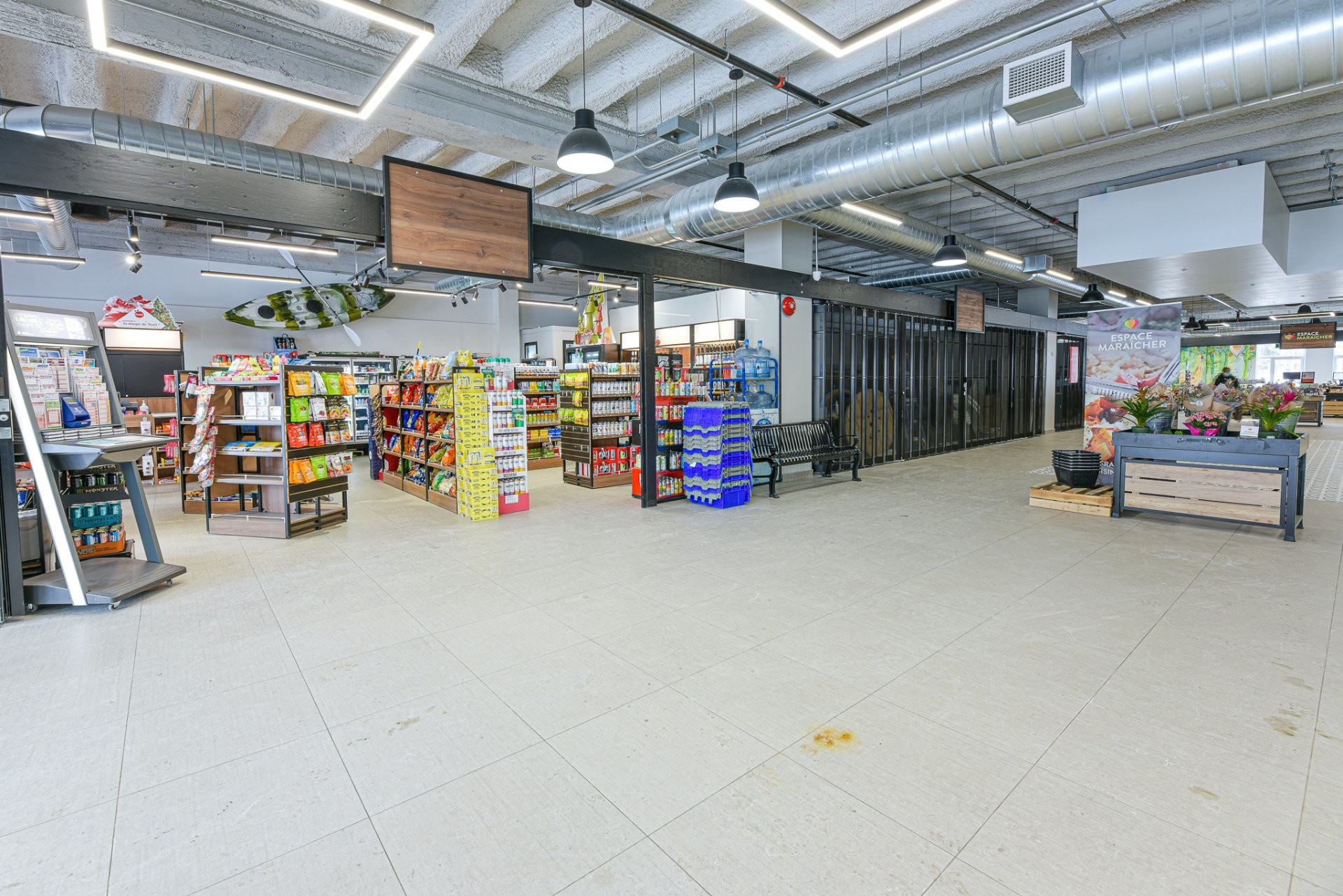 Commerce - E-369 Rue St-Jean, Longueuil (Le Vieux-Longueuil), QC - Indoor Photo Showing Garage