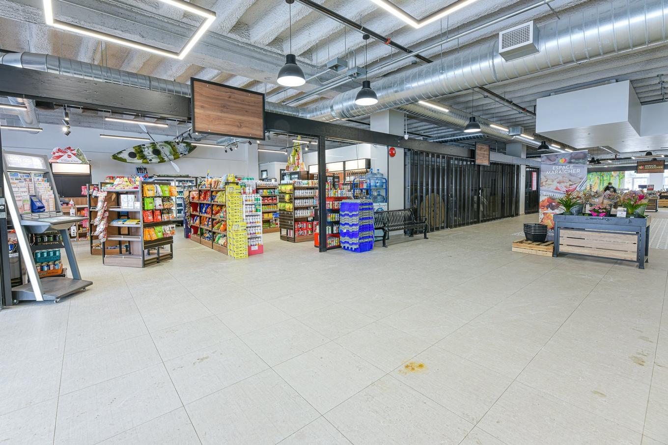 Commerce - G-369 Rue St-Jean, Longueuil (Le Vieux-Longueuil), QC - Indoor Photo Showing Garage