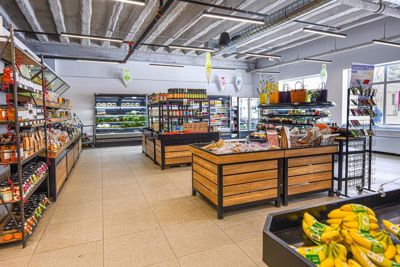 Commerce - G-369 Rue St-Jean, Longueuil (Le Vieux-Longueuil), QC - Indoor Photo Showing Garage