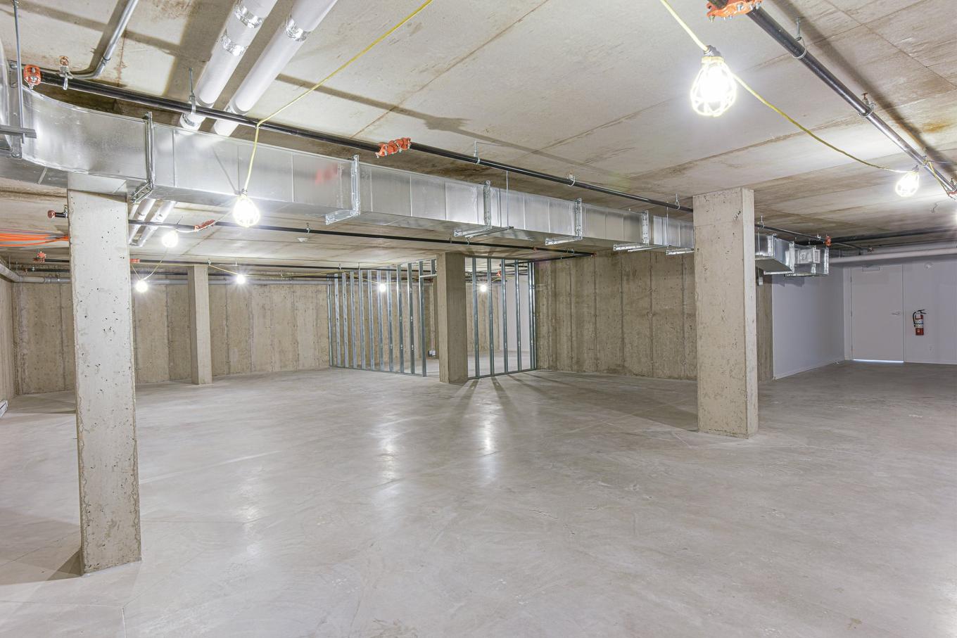 Commerce - Ss1-520 Rue St-Charles O., Longueuil (Le Vieux-Longueuil), QC - Indoor Photo Showing Basement