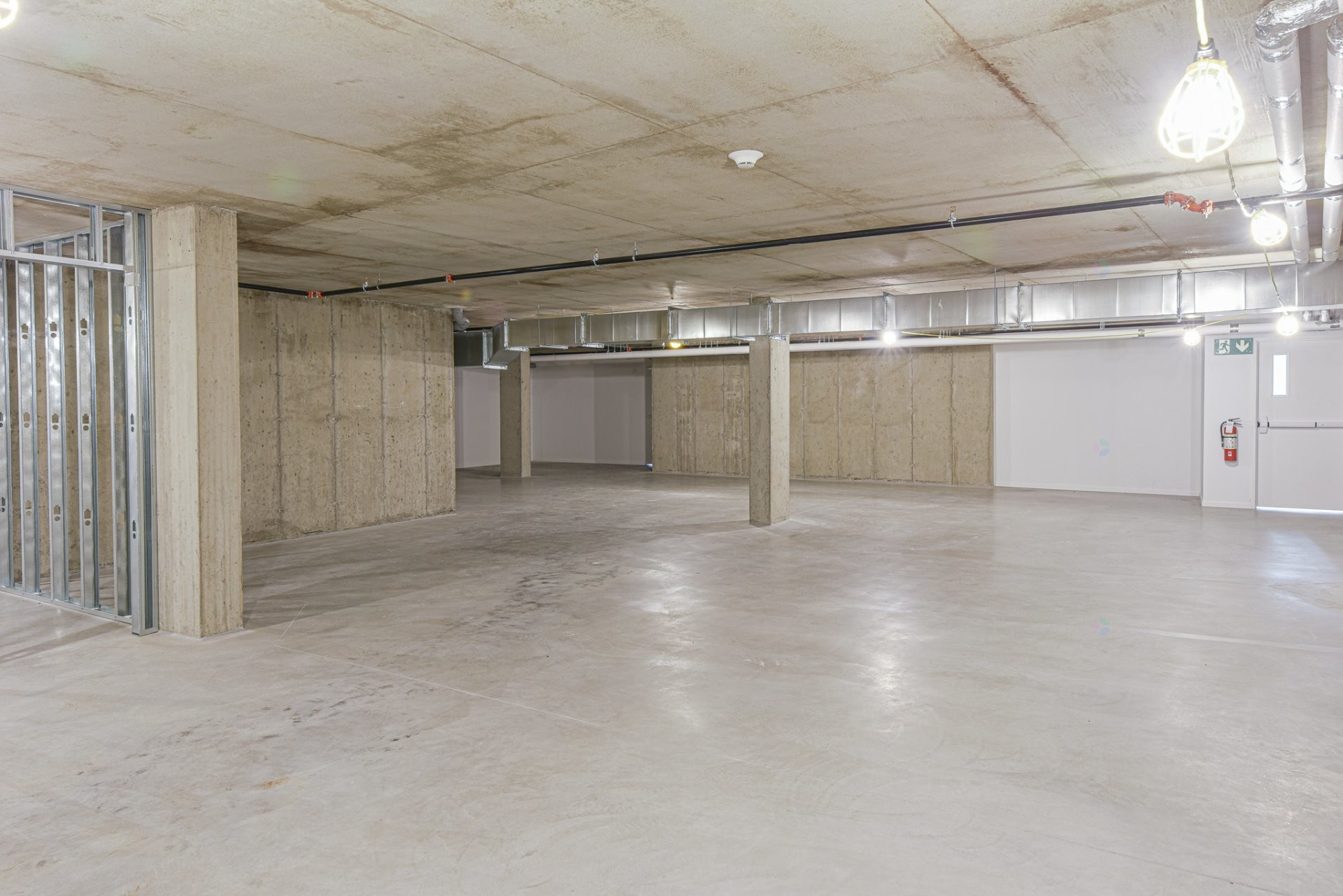 Commerce - Ss1-520 Rue St-Charles O., Longueuil (Le Vieux-Longueuil), QC - Indoor