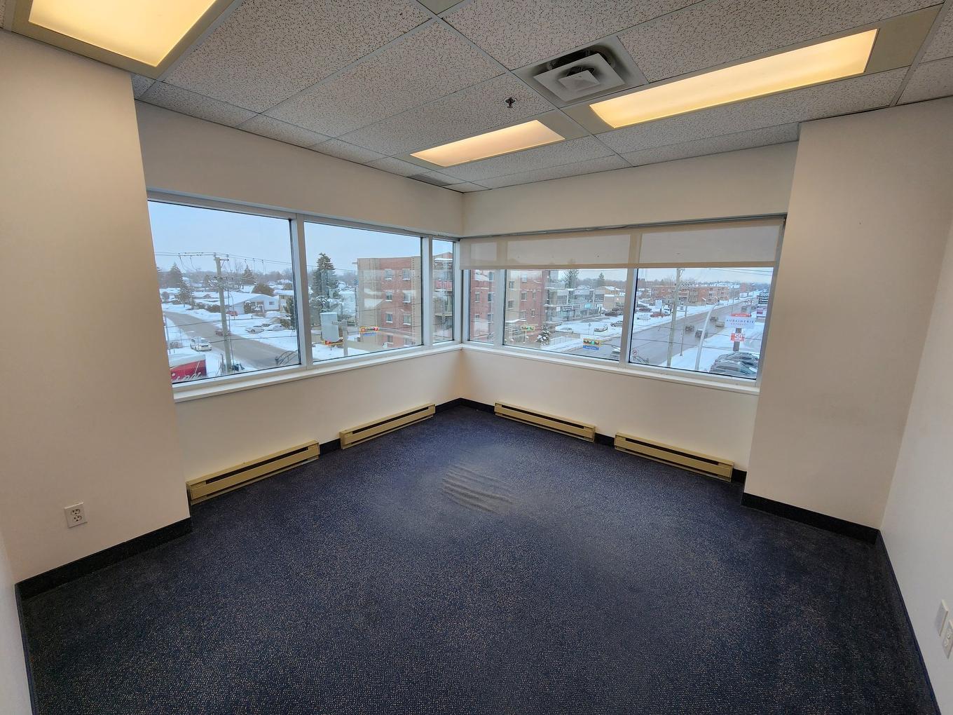 Office - 350A-4650 Boul. Des Laurentides, Laval (Vimont), QC - Indoor Photo Showing Other Room