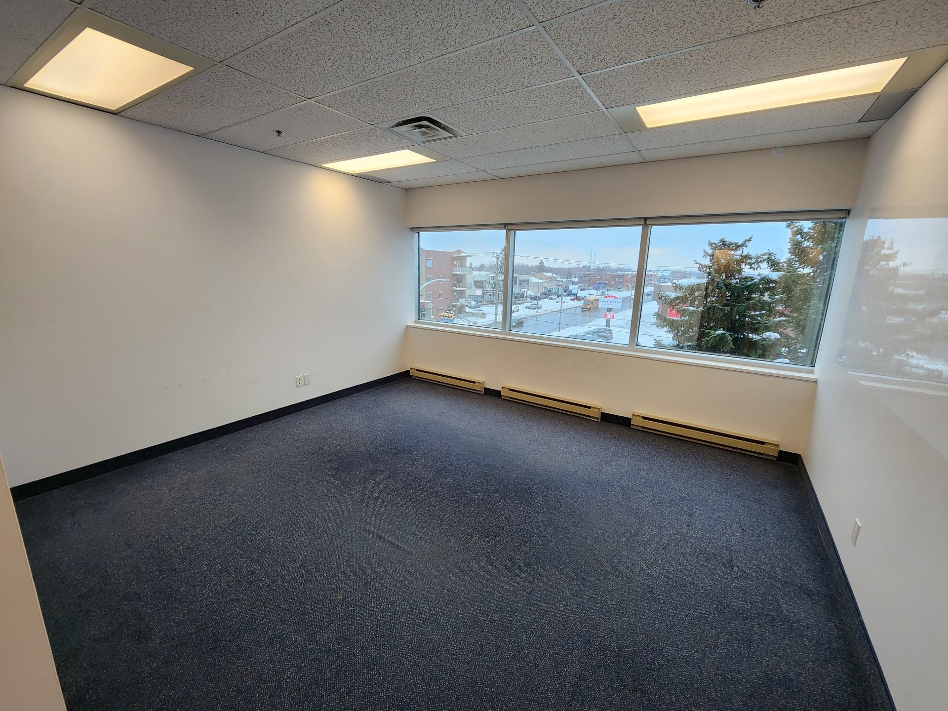 Office - 350A-4650 Boul. Des Laurentides, Laval (Vimont), QC - Indoor Photo Showing Other Room