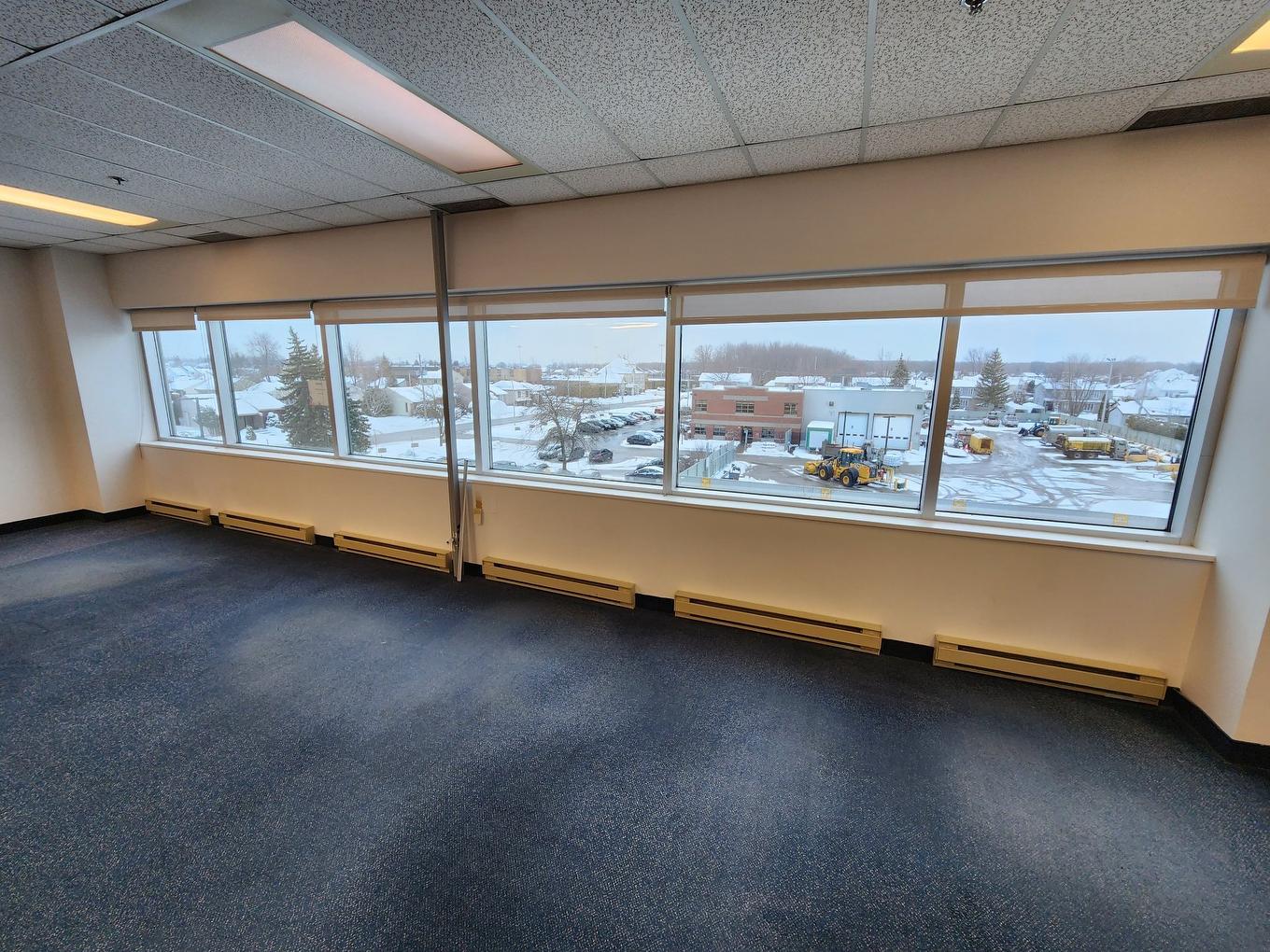 Office - 350A-4650 Boul. Des Laurentides, Laval (Vimont), QC - Indoor Photo Showing Other Room