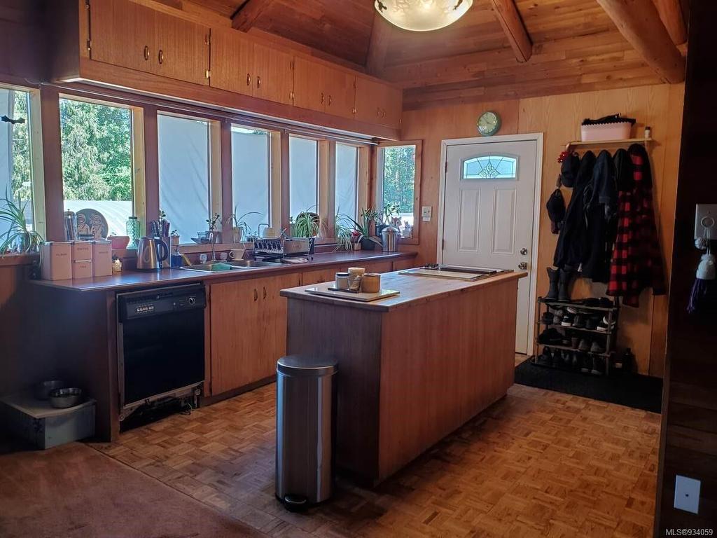 1586 Mckibbon Rd North, Errington, BC - Indoor Photo Showing Kitchen