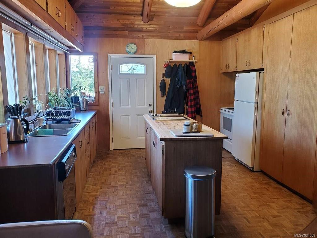 1586 Mckibbon Rd North, Errington, BC - Indoor Photo Showing Kitchen With Double Sink