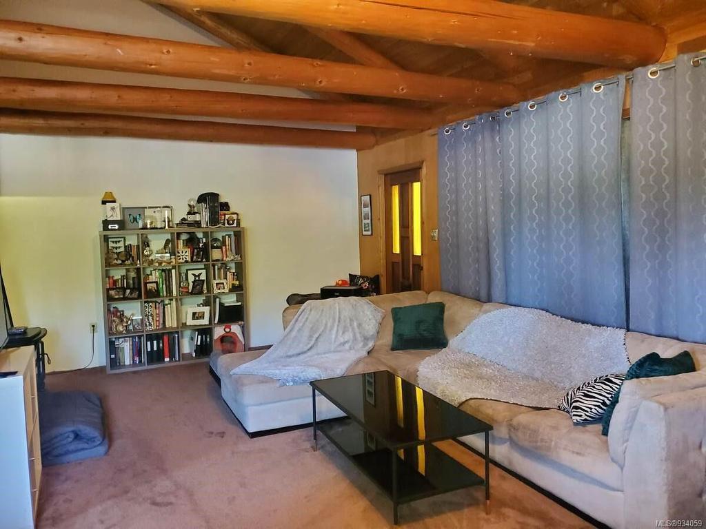 1586 Mckibbon Rd North, Errington, BC - Indoor