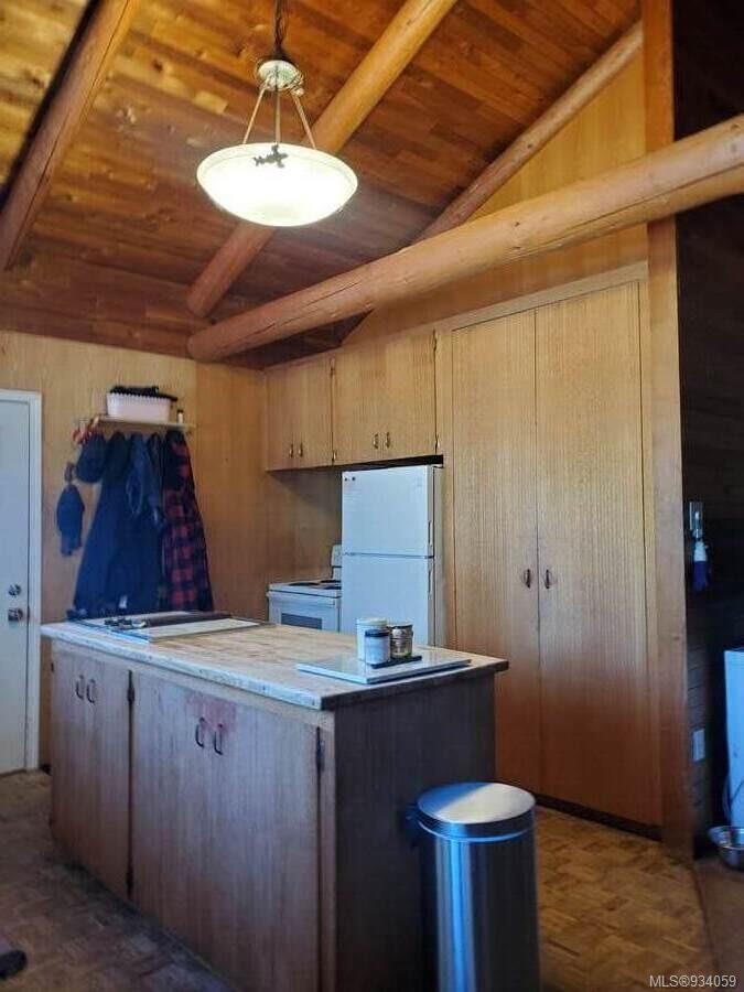 1586 Mckibbon Rd North, Errington, BC - Indoor Photo Showing Kitchen