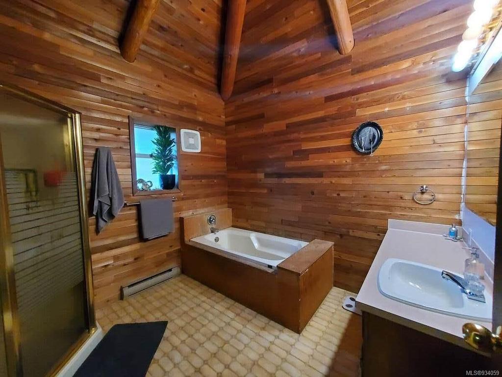 1586 Mckibbon Rd North, Errington, BC - Indoor Photo Showing Bathroom