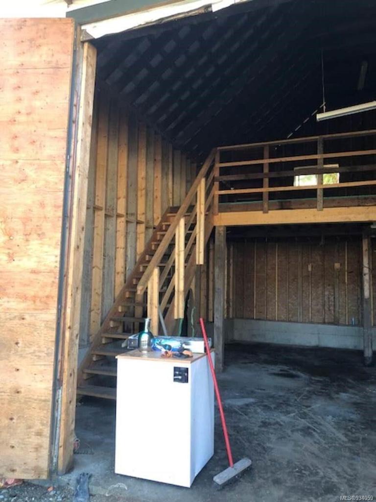 1586 Mckibbon Rd North, Errington, BC - Indoor Photo Showing Other Room