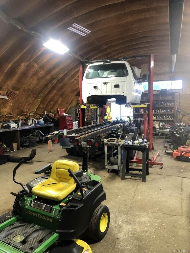 1586 Mckibbon Rd North, Errington, BC - Indoor Photo Showing Other Room