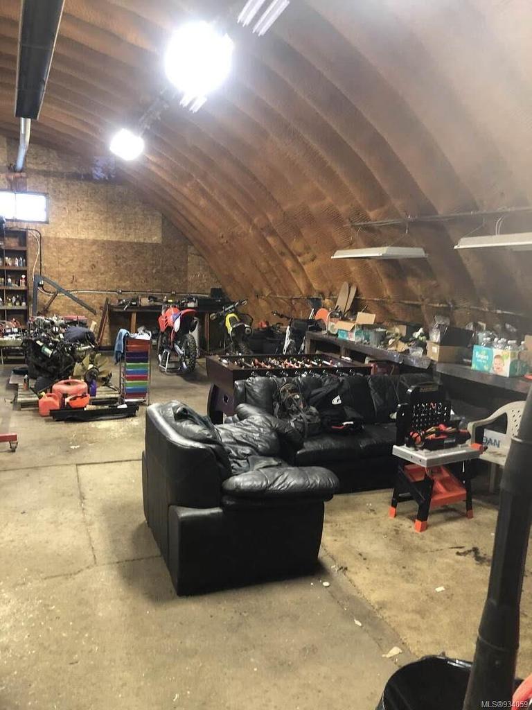 1586 Mckibbon Rd North, Errington, BC - Indoor