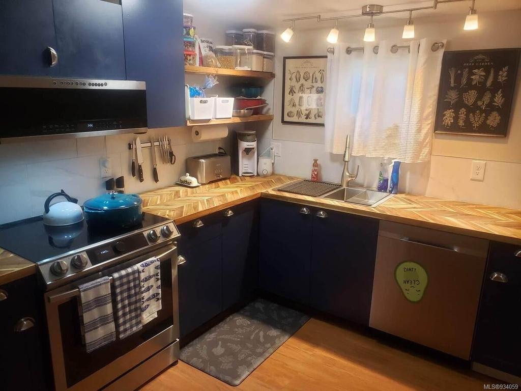 1586 Mckibbon Rd North, Errington, BC - Indoor Photo Showing Kitchen With Double Sink