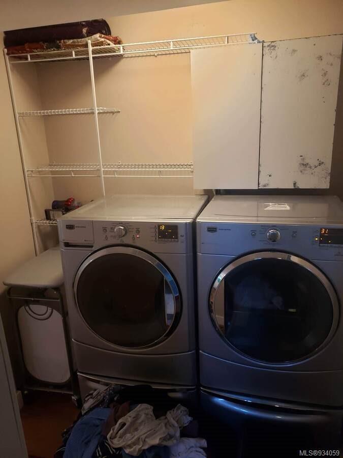 1586 Mckibbon Rd North, Errington, BC - Indoor Photo Showing Laundry Room