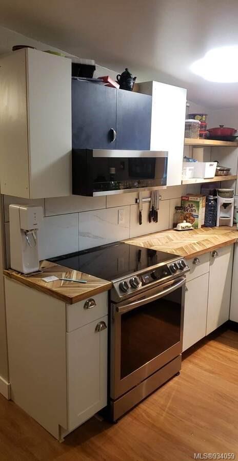 1586 Mckibbon Rd North, Errington, BC - Indoor Photo Showing Kitchen