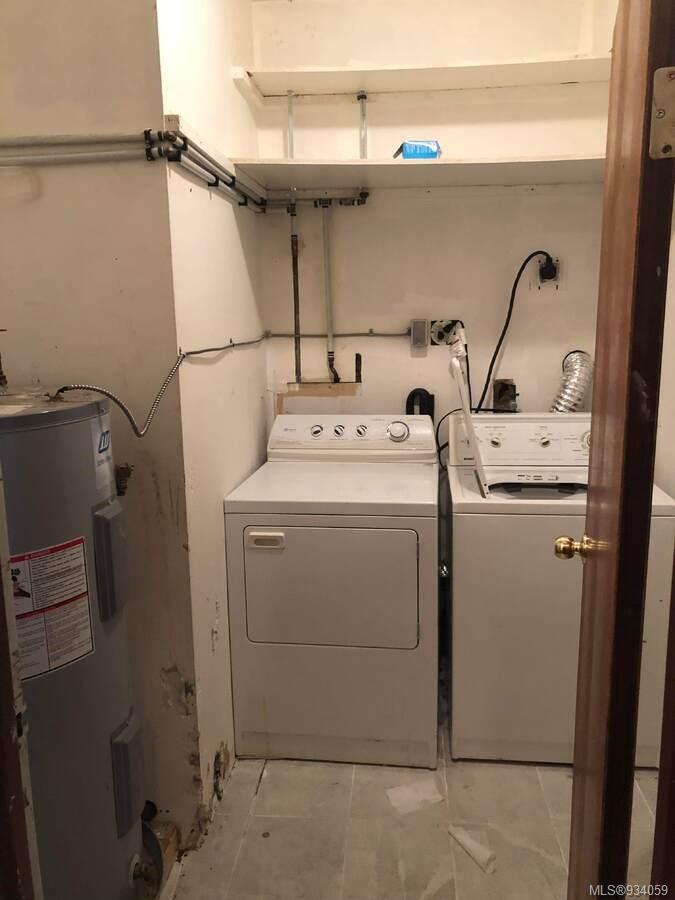 1586 Mckibbon Rd North, Errington, BC - Indoor Photo Showing Laundry Room