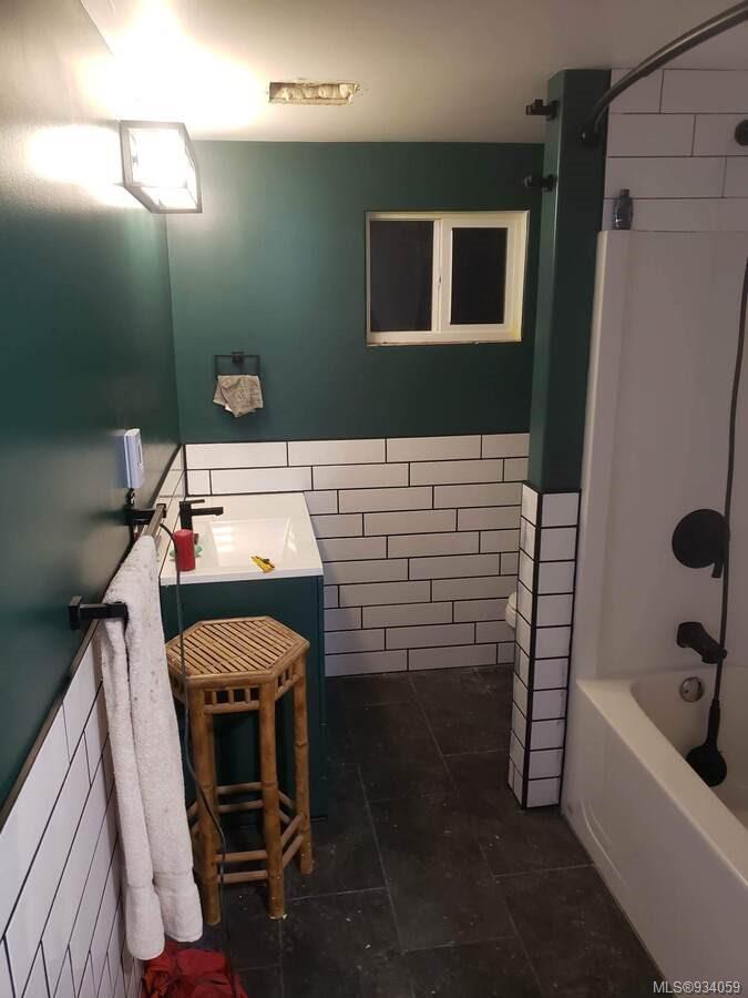 1586 Mckibbon Rd North, Errington, BC - Indoor Photo Showing Bathroom