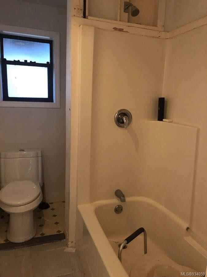 1586 Mckibbon Rd North, Errington, BC - Indoor Photo Showing Bathroom