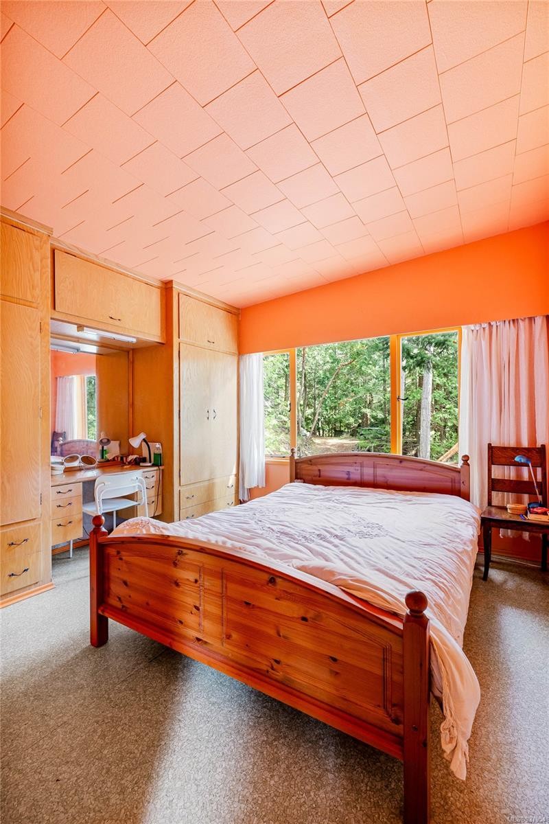 498 Marine Trnabt, Mayne Island, BC - Indoor Photo Showing Bedroom
