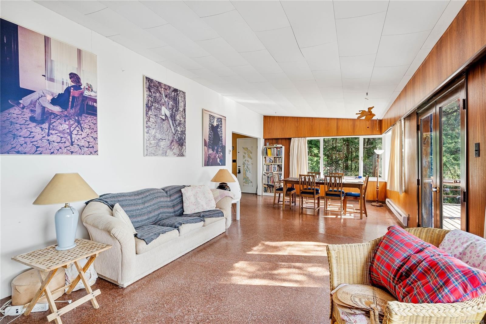 498 Marine Trnabt, Mayne Island, BC - Indoor Photo Showing Living Room