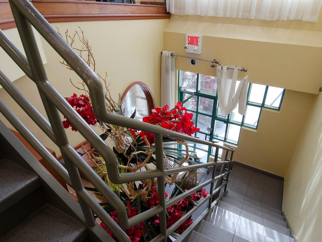 Staircase - 5263 Boul. Hébert, Salaberry-De-Valleyfield, QC - Indoor Photo Showing Other Room