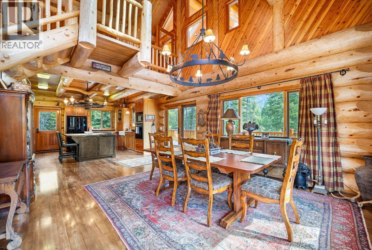 7602 95 Highway, Kingsgate, BC - Indoor Photo Showing Dining Room