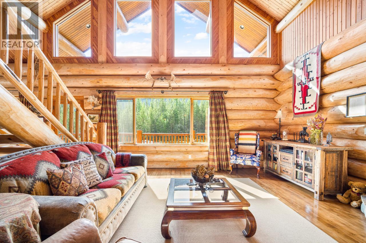 7602 95 Highway, Kingsgate, BC - Indoor Photo Showing Living Room