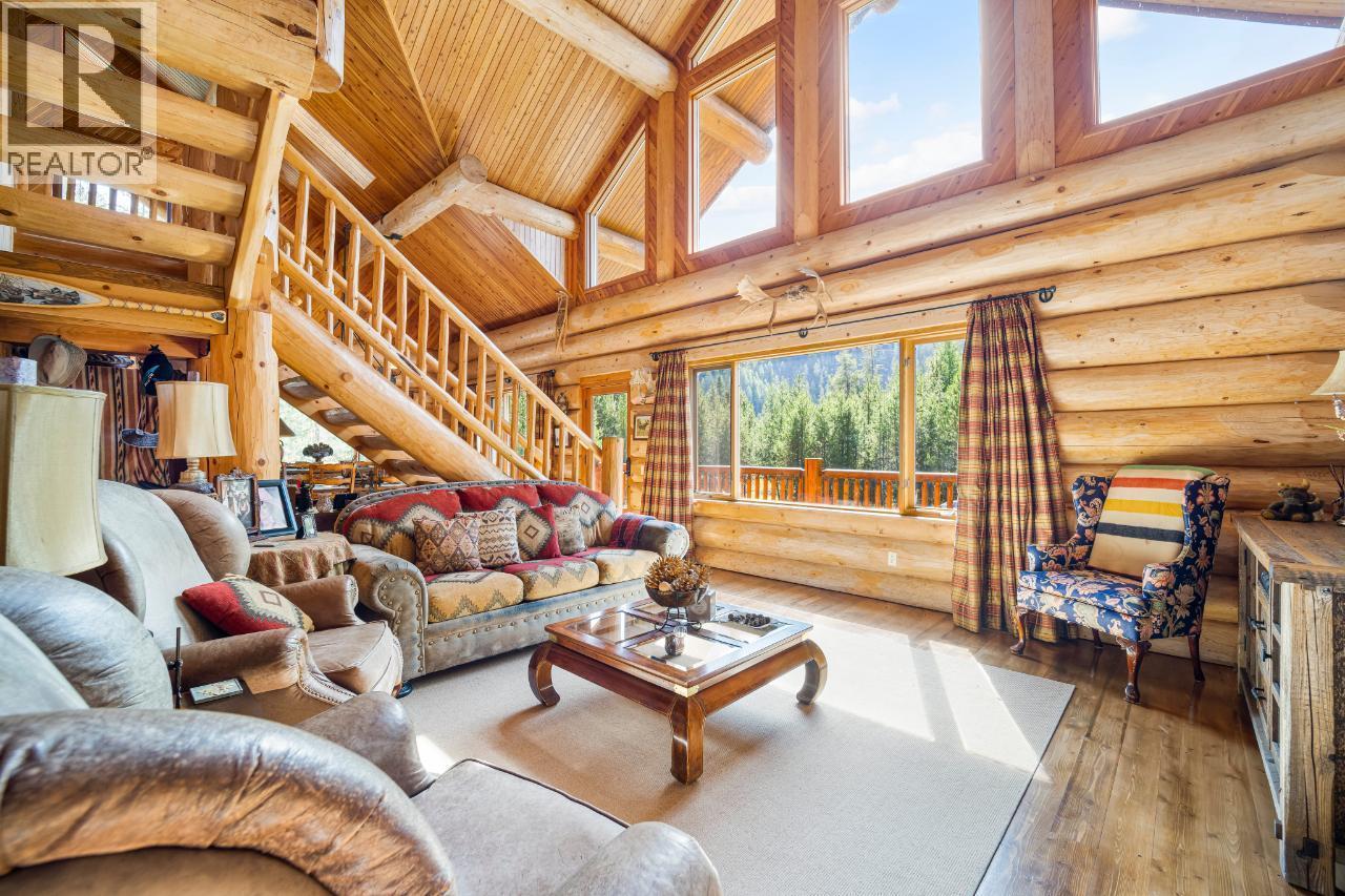 7602 95 Highway, Kingsgate, BC - Indoor Photo Showing Living Room