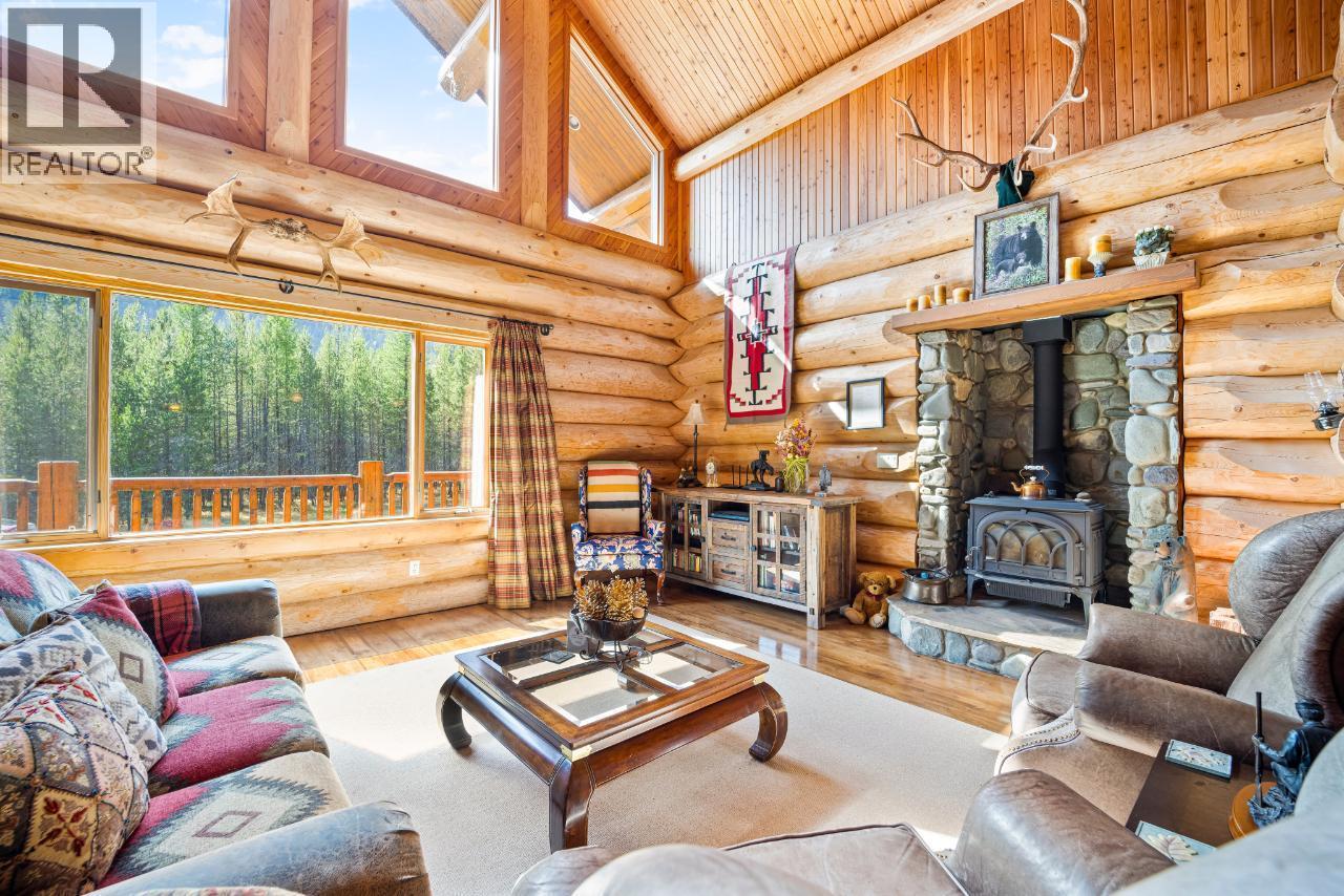 7602 95 Highway, Kingsgate, BC - Indoor Photo Showing Living Room With Fireplace