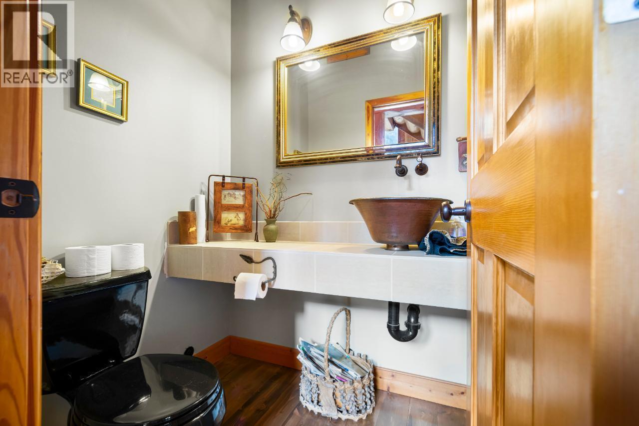 7602 95 Highway, Kingsgate, BC - Indoor Photo Showing Other Room