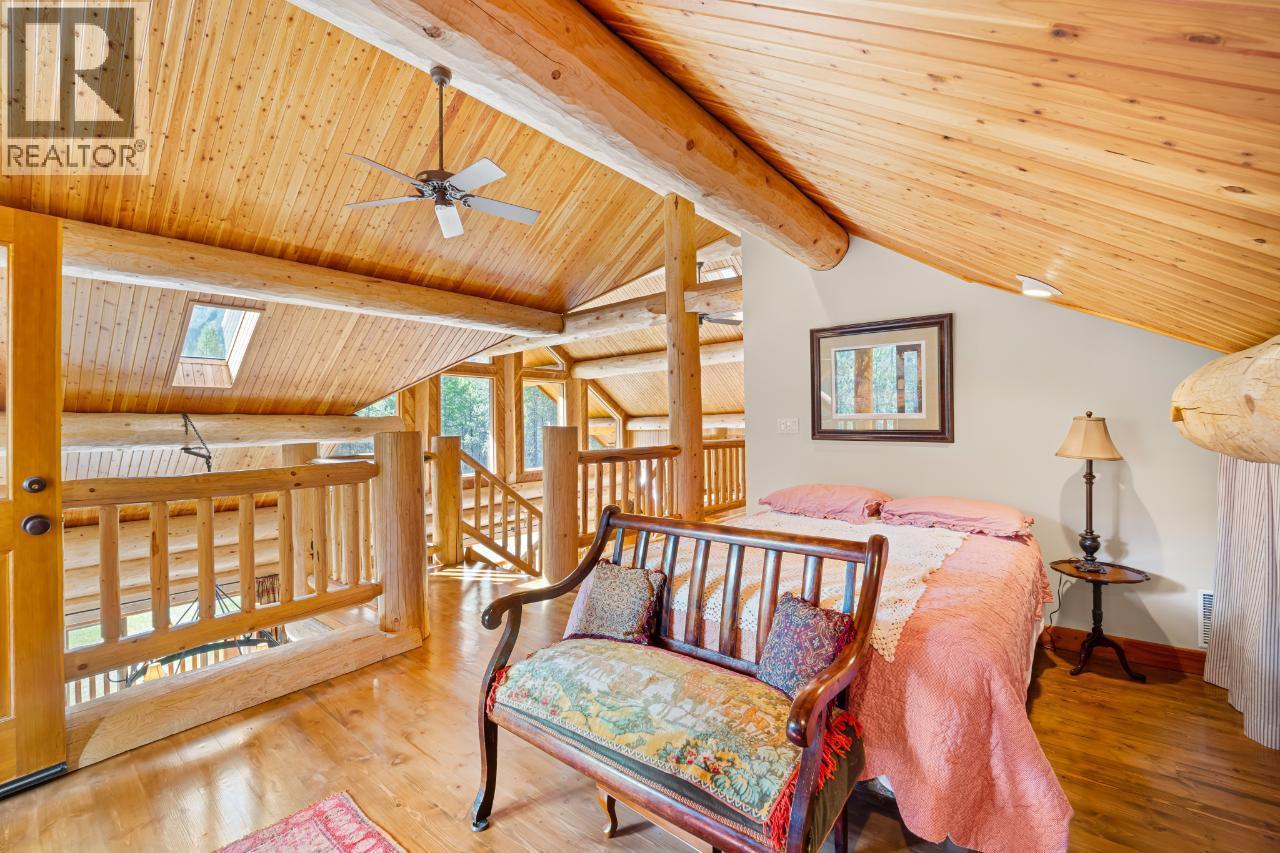 7602 95 Highway, Kingsgate, BC - Indoor Photo Showing Bedroom