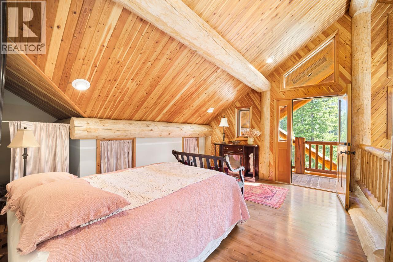 7602 95 Highway, Kingsgate, BC - Indoor Photo Showing Bedroom