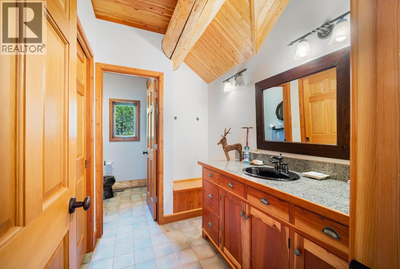 7602 95 Highway, Kingsgate, BC - Indoor