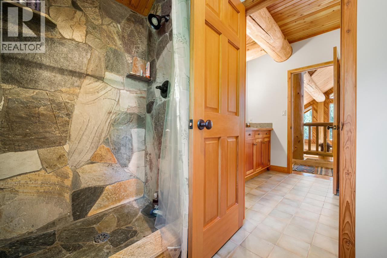 7602 95 Highway, Kingsgate, BC - Indoor Photo Showing Other Room