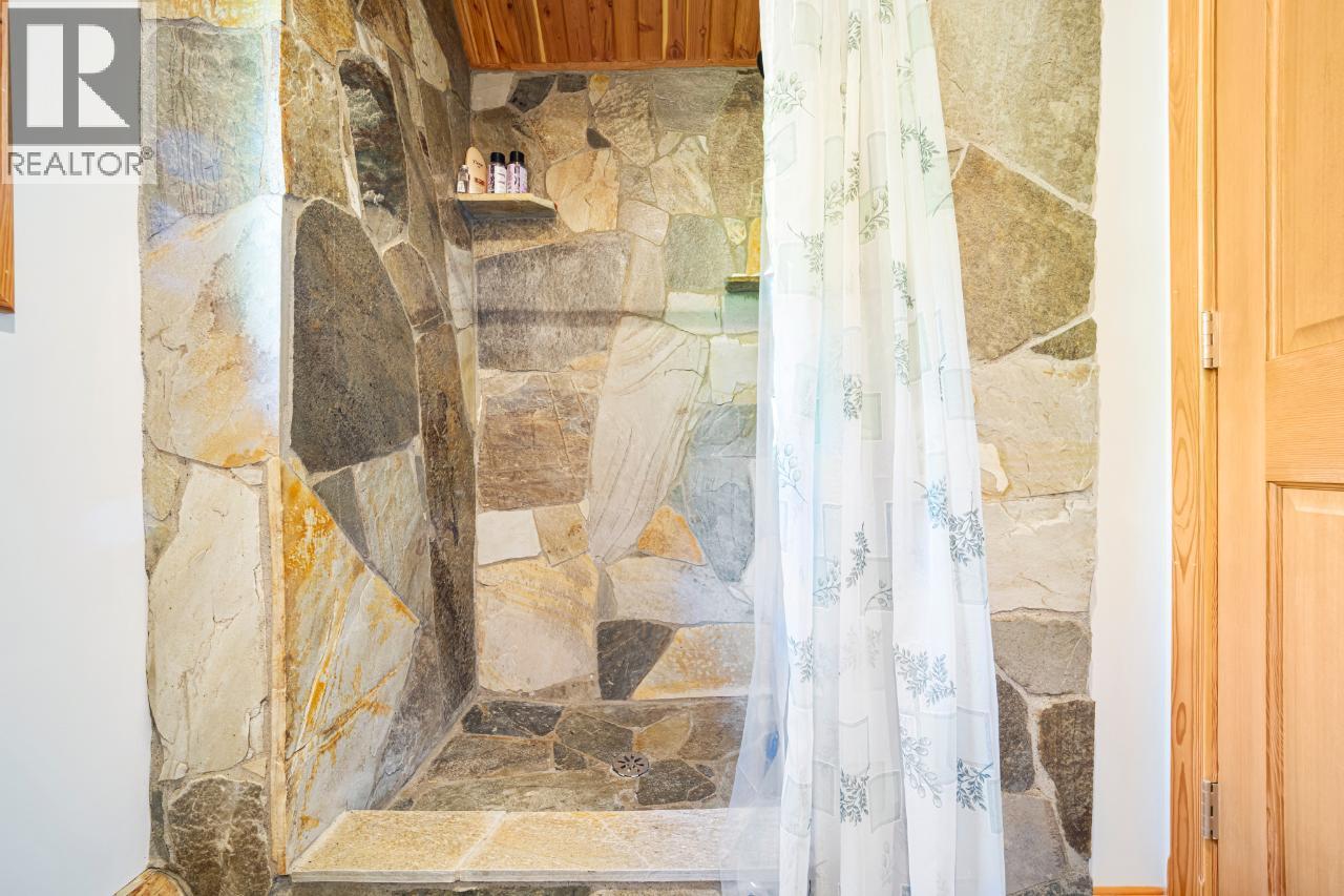 7602 95 Highway, Kingsgate, BC - Indoor Photo Showing Bathroom