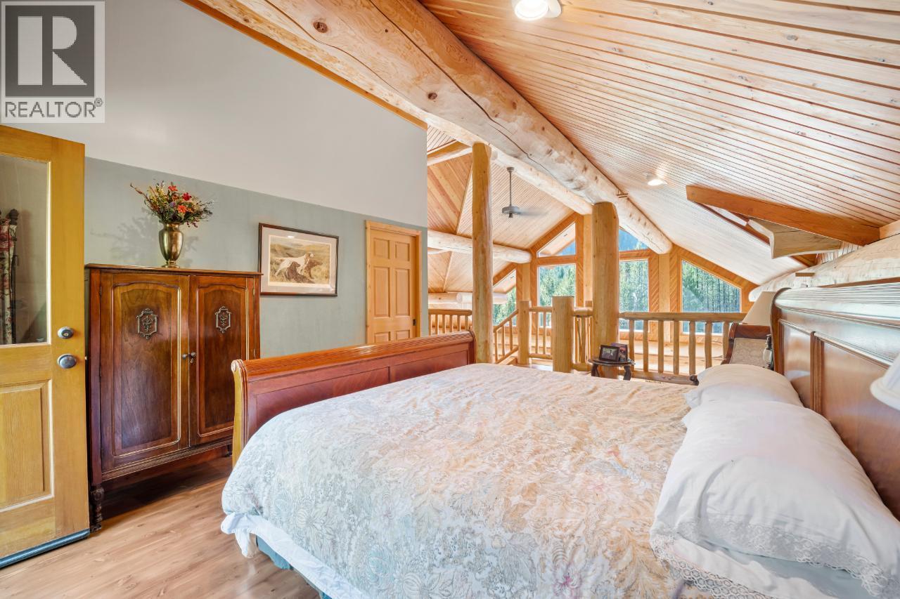 7602 95 Highway, Kingsgate, BC - Indoor Photo Showing Bedroom