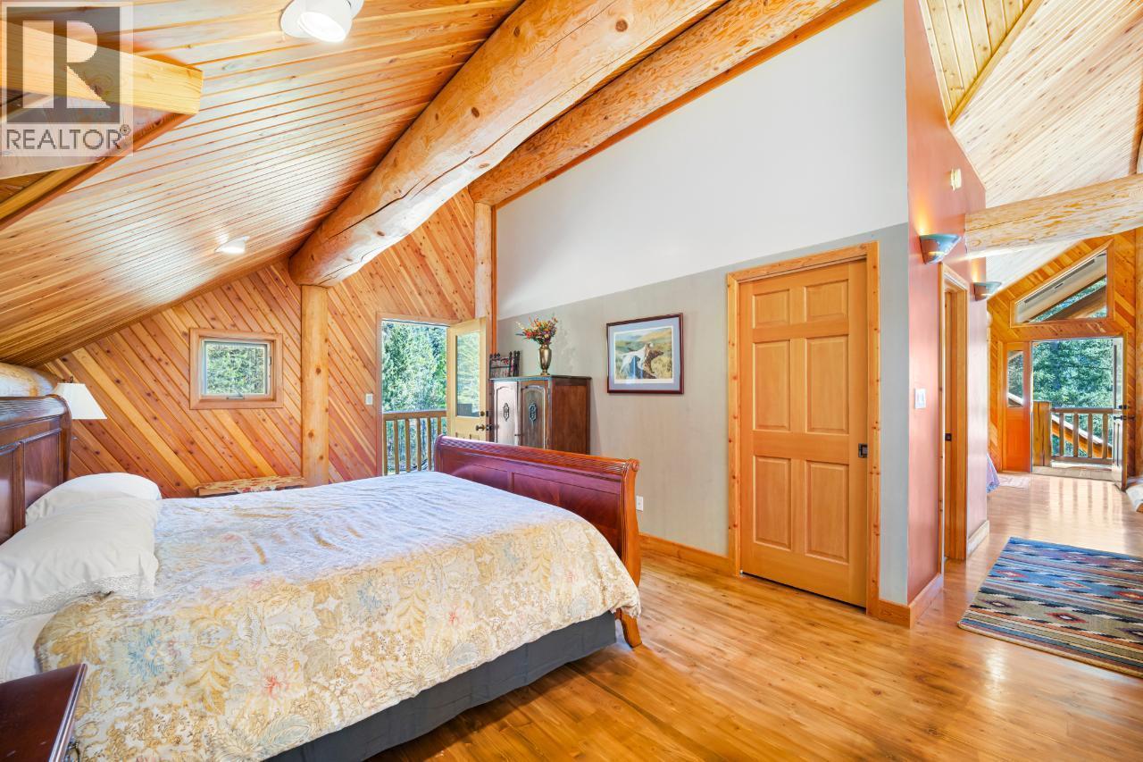 7602 95 Highway, Kingsgate, BC - Indoor Photo Showing Bedroom