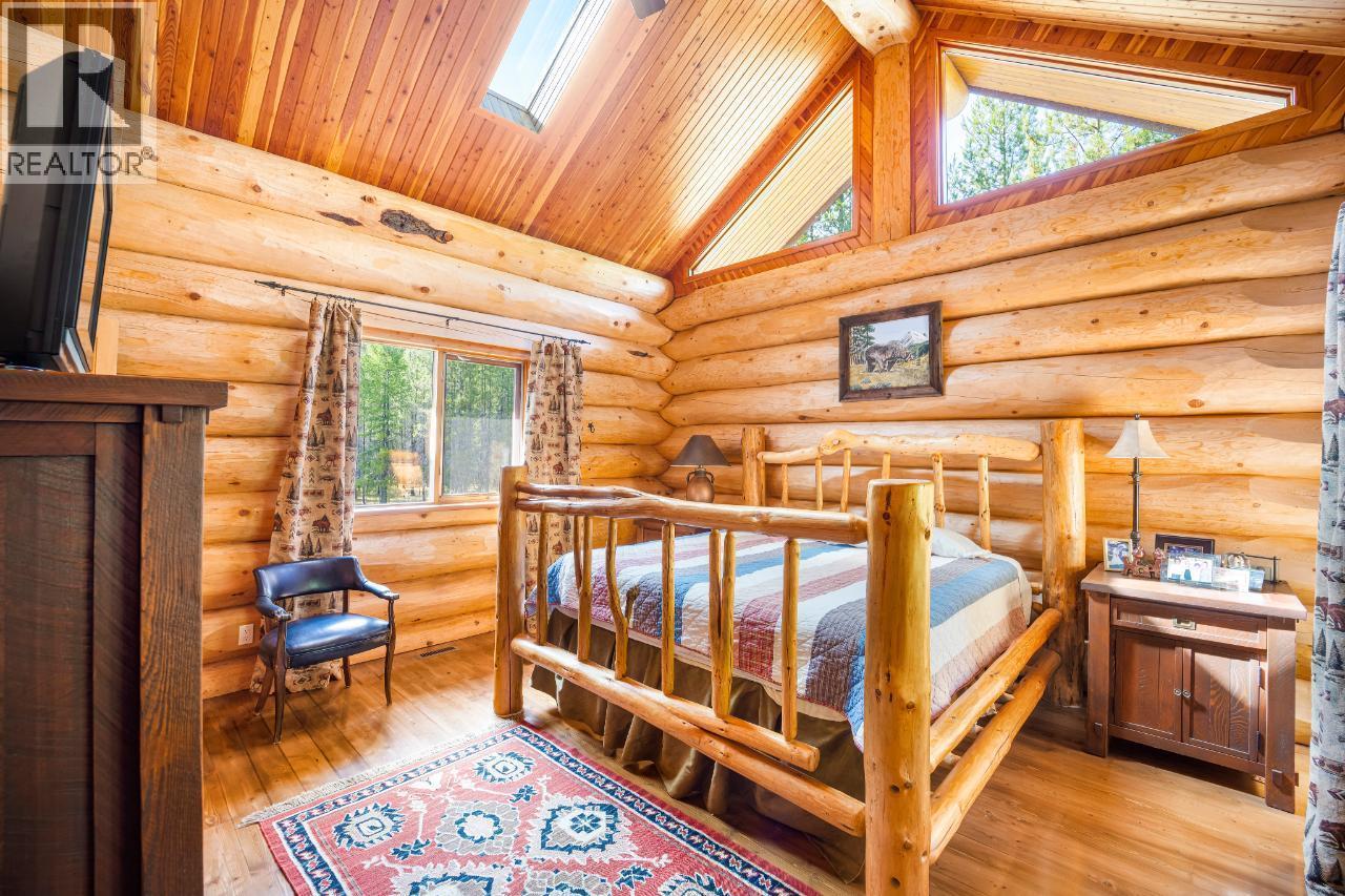 7602 95 Highway, Kingsgate, BC - Indoor Photo Showing Bedroom