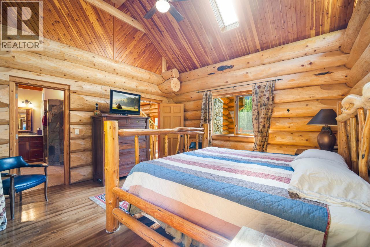 7602 95 Highway, Kingsgate, BC - Indoor Photo Showing Bedroom