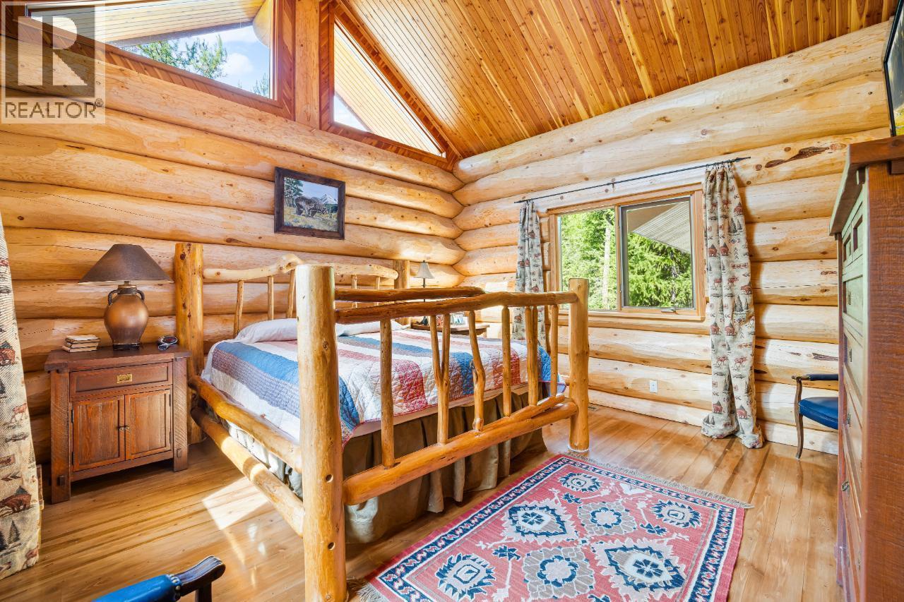 7602 95 Highway, Kingsgate, BC - Indoor Photo Showing Bedroom