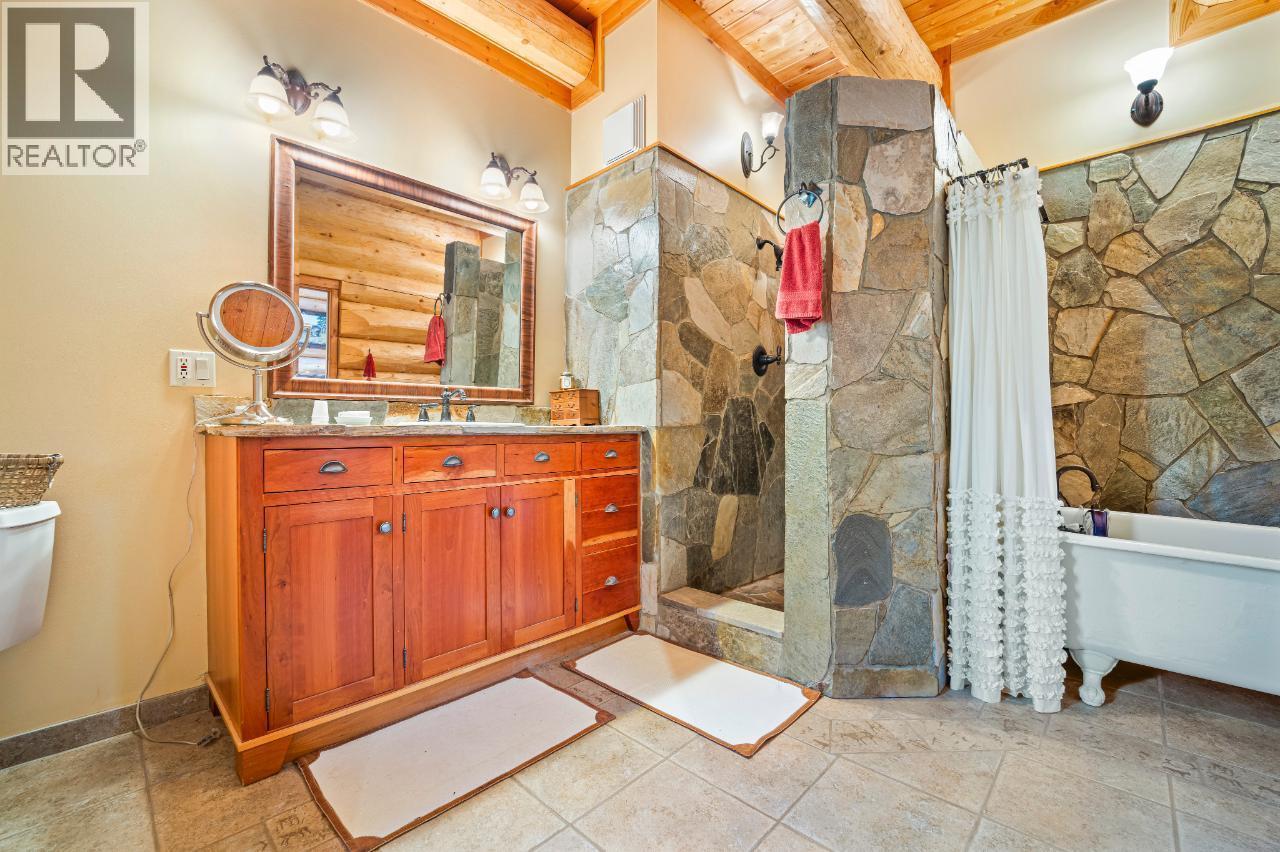 7602 95 Highway, Kingsgate, BC - Indoor Photo Showing Bathroom