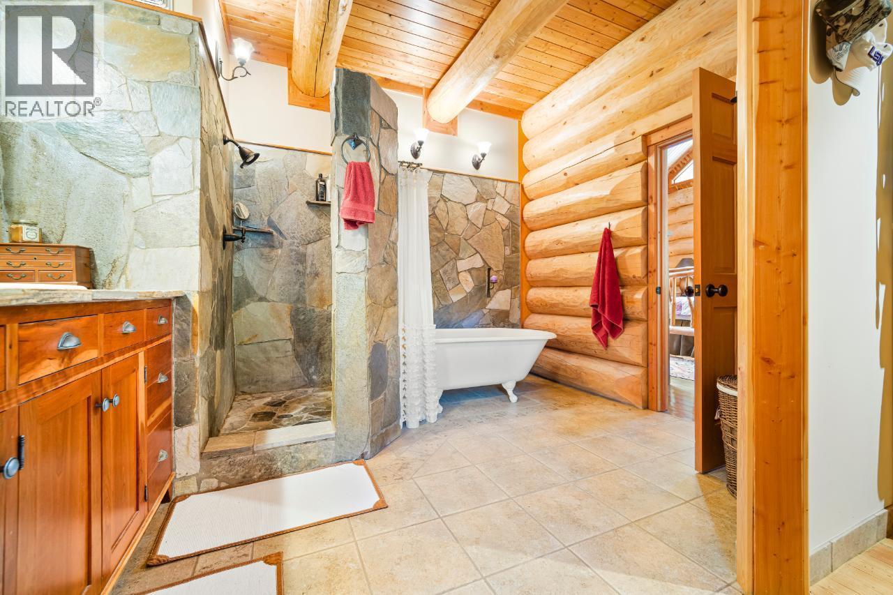 7602 95 Highway, Kingsgate, BC - Indoor Photo Showing Other Room