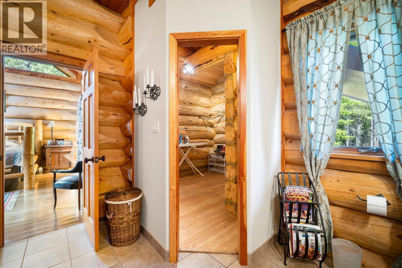 7602 95 Highway, Kingsgate, BC - Indoor Photo Showing Other Room